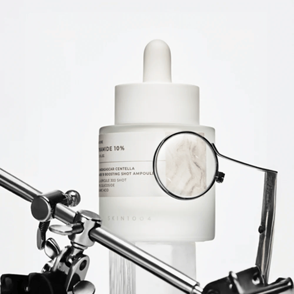 Image détaillée de SKIN1004 Madagascar Centella Niacinamide 10 Boosting Shot Ampoule mettant en avant concentration d'ingrédients et formule active pour une peau plus claire et une texture uniforme.