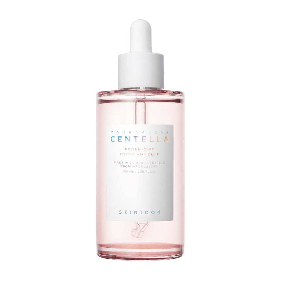 Transparent flaska med rosa vätska och vit dropppip, SKIN1004 Madagascar Centella Poremizing Fresh Ampoule, mot vit bakgrund.