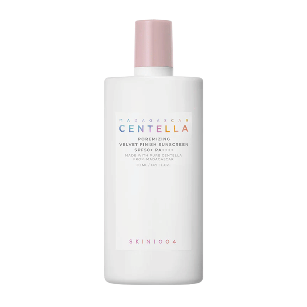 SKIN1004 Madagascar Centella Poremizing Velvet Finish Sunscreen SPF 50+ PA++++ – crème solaire à la Centella Asiatica de Madagascar qui apaise la peau, réduit la brillance et offre une haute protection UV à large spectre.