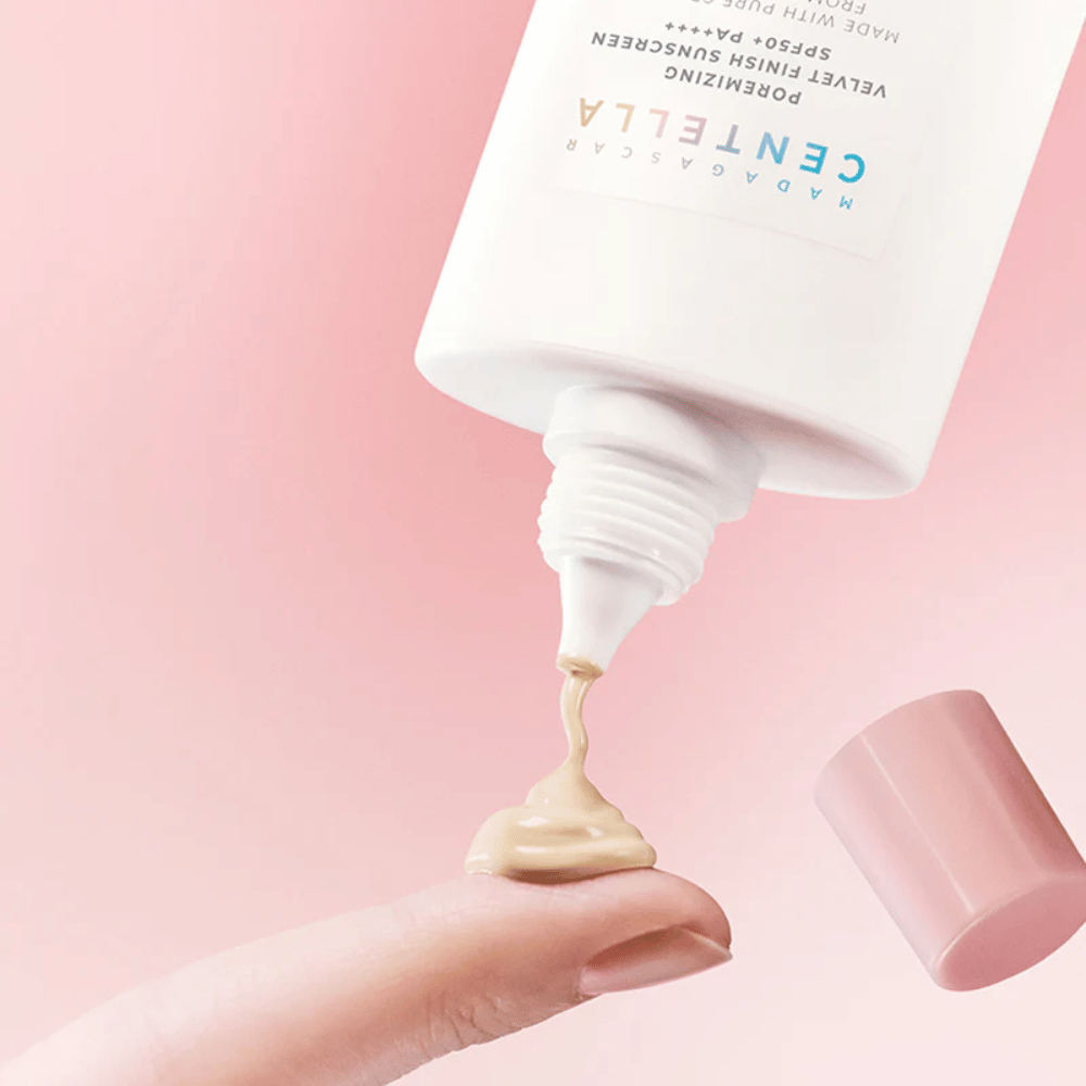 La texture crémeuse de SKIN1004 Madagascar Centella Poremizing Velvet Finish Sunscreen SPF 50+ PA++++ fond dans la peau et offre un fini naturel et velouté sans effet collant.