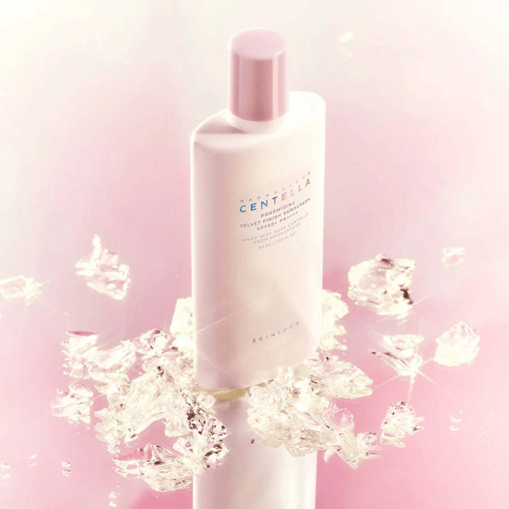 SKIN1004 Madagascar Centella Poremizing Velvet Finish Sunscreen SPF 50+ PA++++ avec une formule légère qui s’absorbe facilement et offre une protection longue durée avec une sensation douce et veloutée.