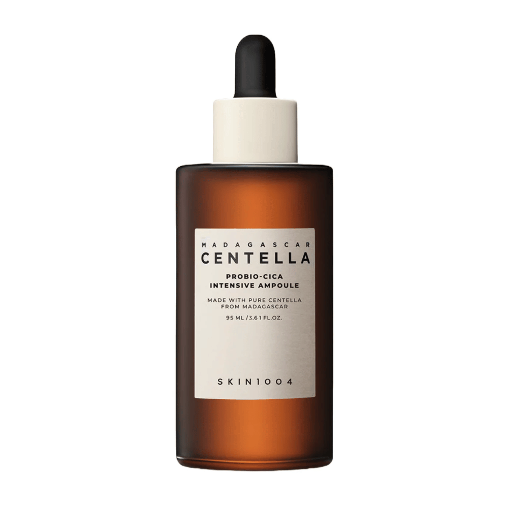 Bouteille en verre brun avec pipette de SKIN1004 Madagascar Centella Probio-Cica Intensive Ampoule sur un fond uni.