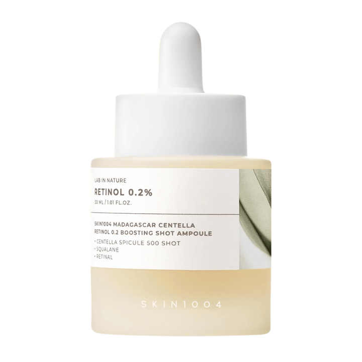 SKIN1004 Madagascar Centella Retinol 0.2 Boosting Shot Ampoule sur fond blanc – sérum rétinol doux mais efficace pour les ridules, une peau plus uniforme et une élasticité accrue.