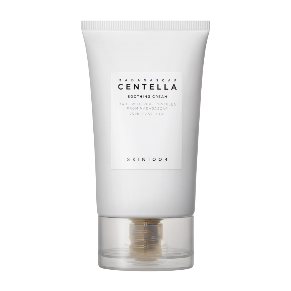 Un tube blanc de Madagascar Centella Soothing Cream de SKIN1004 avec un bouchon transparent. Le texte sur le tube décrit le produit comme apaisant et fabriqué avec de la Centella pure de Madagascar. Le tube contient 75 ml / 2,53 fl. oz.
