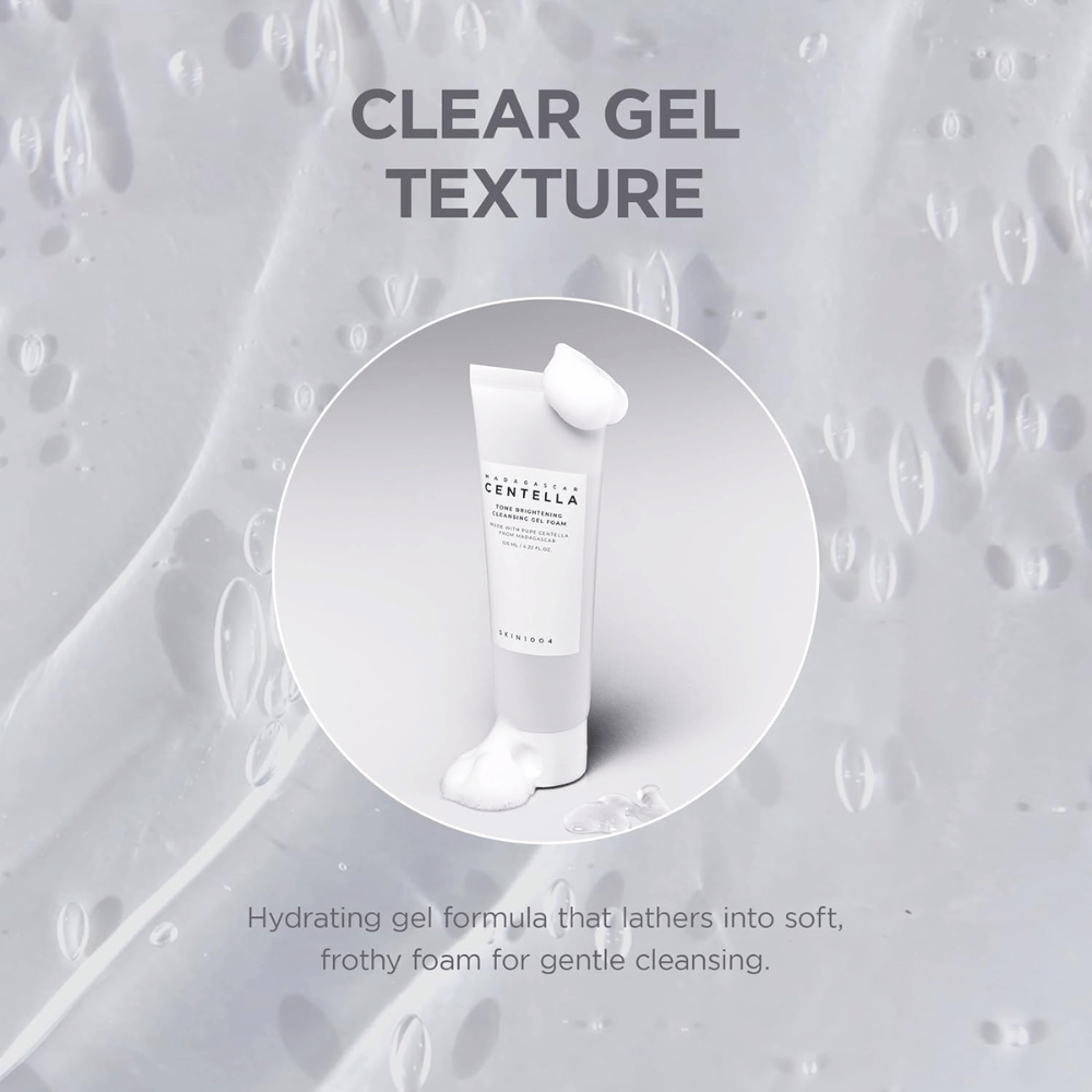Gros plan montrant la texture gel transparente du produit. L’image illustre la consistance légère et fraîche qui se transforme en une mousse douce lors de l’utilisation.