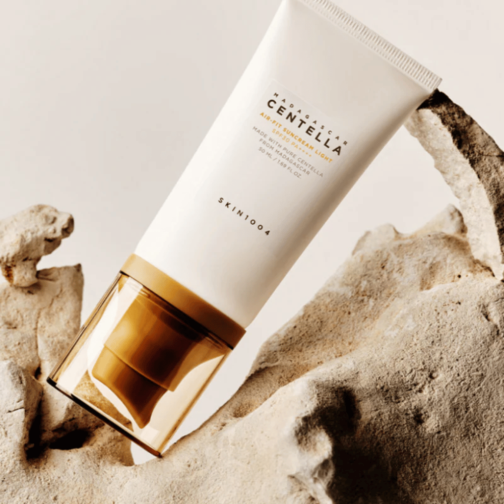 SKIN1004 Madagascar Centella Air-Fit Suncream Light SPF30 – protection solaire hydratante qui aide à renforcer la barrière cutanée et à offrir un résultat naturel et frais.