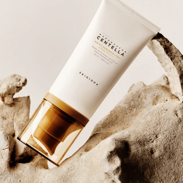 SKIN1004 Madagascar Centella Air-Fit Suncream Light SPF30 – protection solaire hydratante qui aide à renforcer la barrière cutanée et à offrir un résultat naturel et frais.