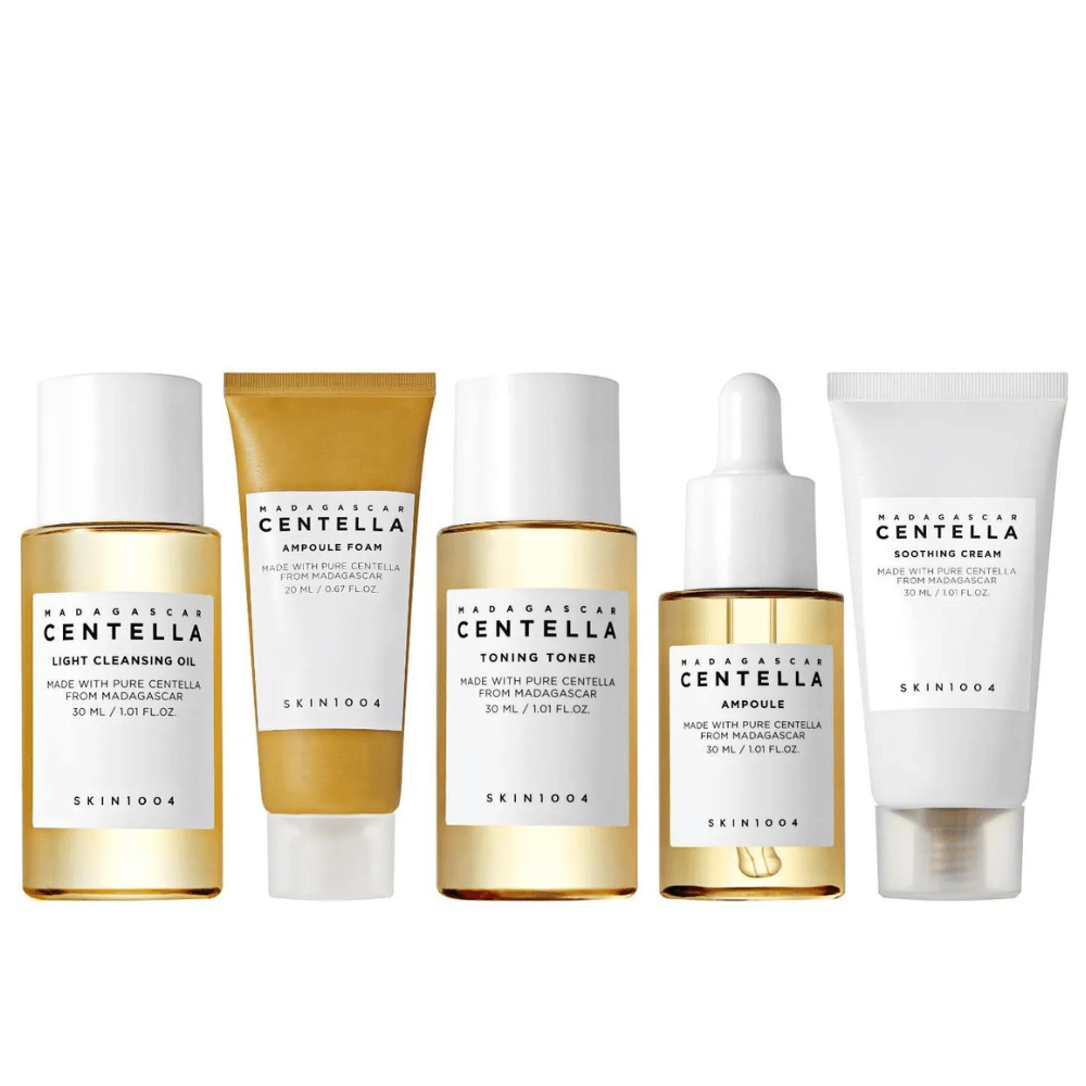 Madagascar Centella Travel Kit contient cinq produits pour une routine de soins de la peau complète. Inclut une huile nettoyante légère, une mousse ampoule, un toner tonifiant, une ampoule et une crème apaisante. Parfait pour hydrater et apaiser la peau où que vous soyez.