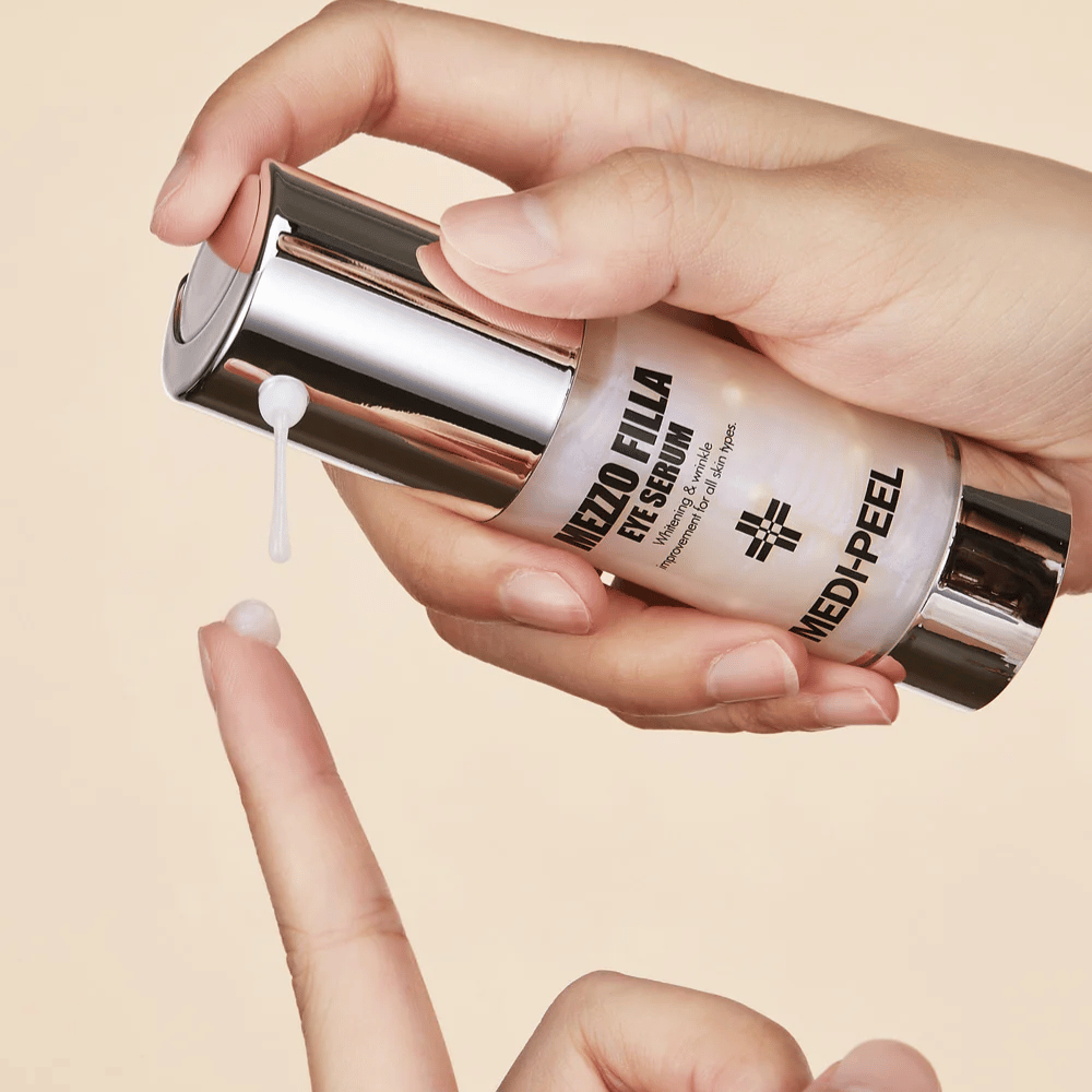 Application de MEDI-PEEL Mezzo Filla Eye Serum sur le bout du doigt – sérum pour les yeux léger qui est rapidement absorbé et procure une hydratation intense ainsi qu'un effet anti-âge.