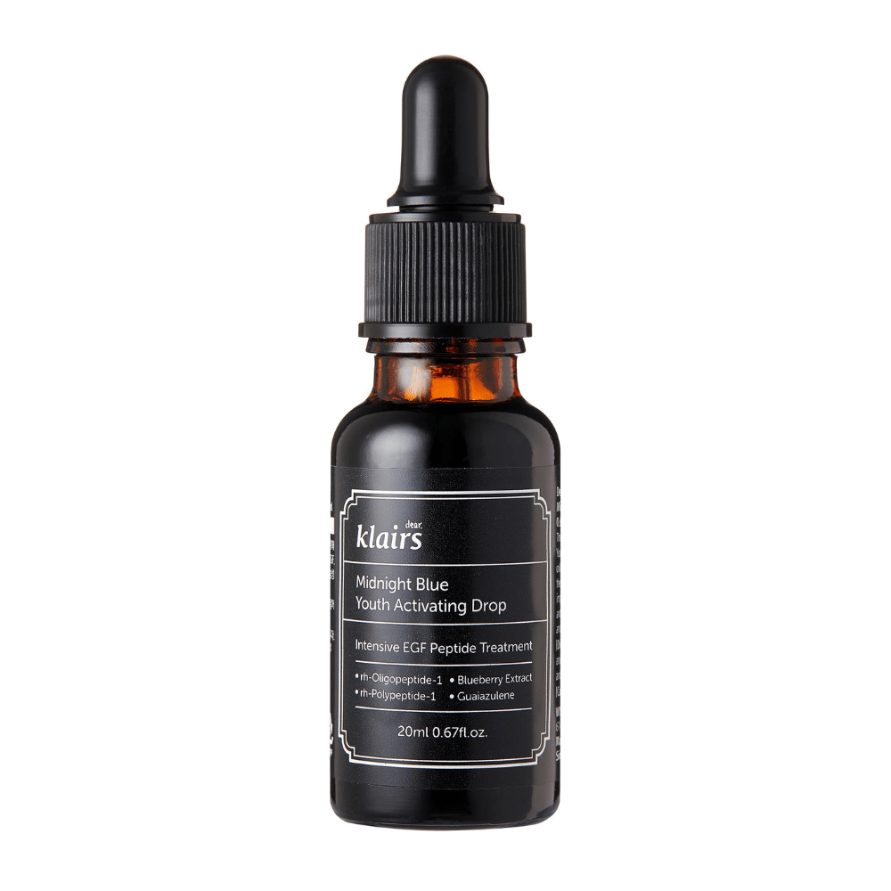 Klairs Midnight Blue Youth Activating Drop dans une bouteille en verre foncé avec pipette. Le produit contient des peptides EGF, de l'extrait de myrtille et du guaiazulène pour favoriser l'élasticité de la peau et contrer les signes de l'âge.