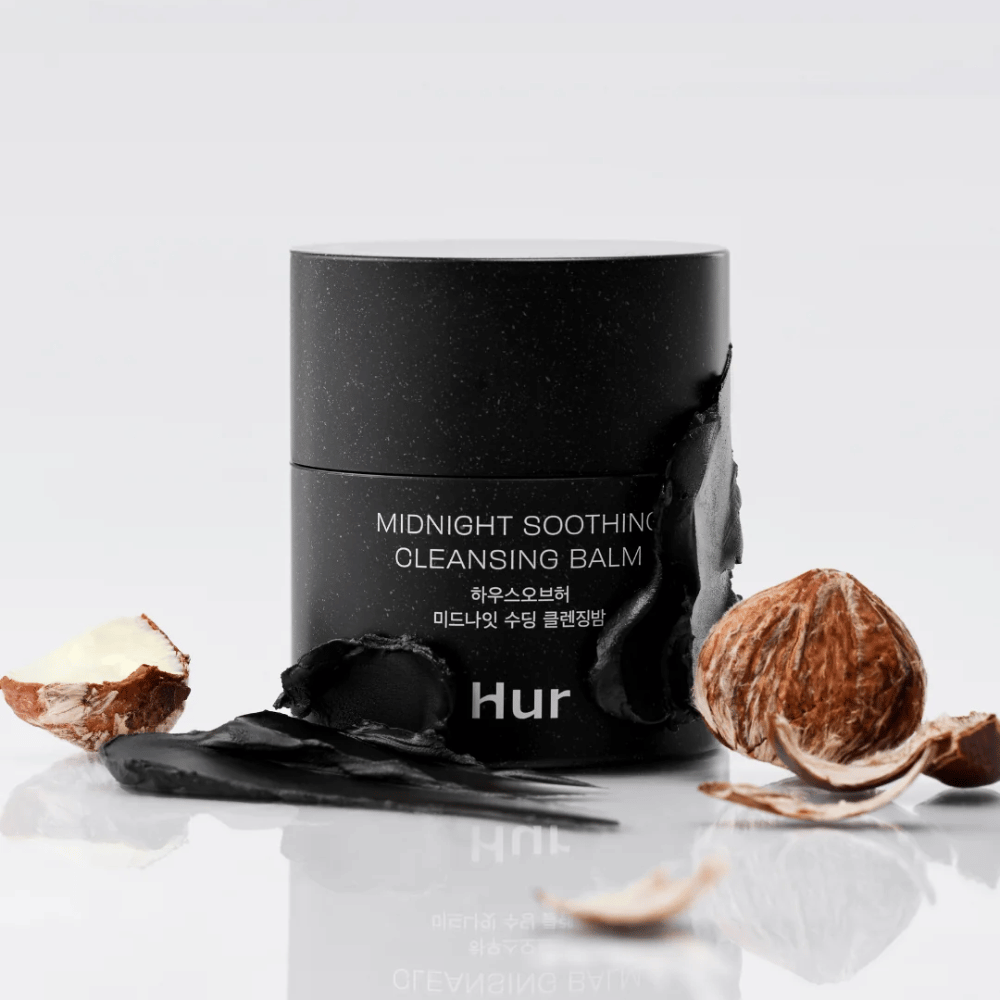 Comment Midnight Soothing Cleansing Balm avec texture de baume et ingrédients naturels. Nettoyant visage doux qui apaise la peau et élimine le maquillage.