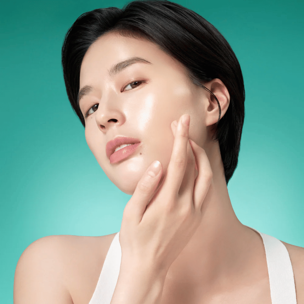 Femme avec une peau radieuse après avoir utilisé Purito Mighty Bamboo Panthenol Serum – sérum apaisant et hydratant qui renforce la barrière cutanée.