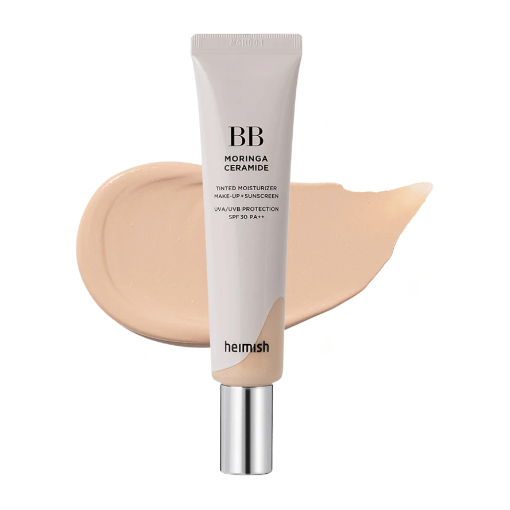 Image produit de Heimish Moringa Ceramide BB Cream devant un échantillon de teinte claire. L’image met l’accent sur une nuance plus claire et montre la finition douce et naturelle que la BB crème apporte à la peau.