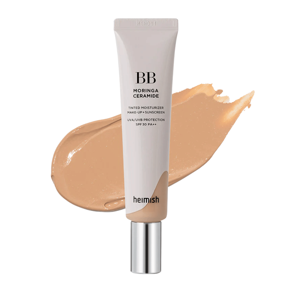 Image produit de Heimish Moringa Ceramide BB Cream devant un trait de BB crème beige. L’image met en valeur une teinte moyennement foncée ainsi que les propriétés hydratantes et unifiantes du produit.
