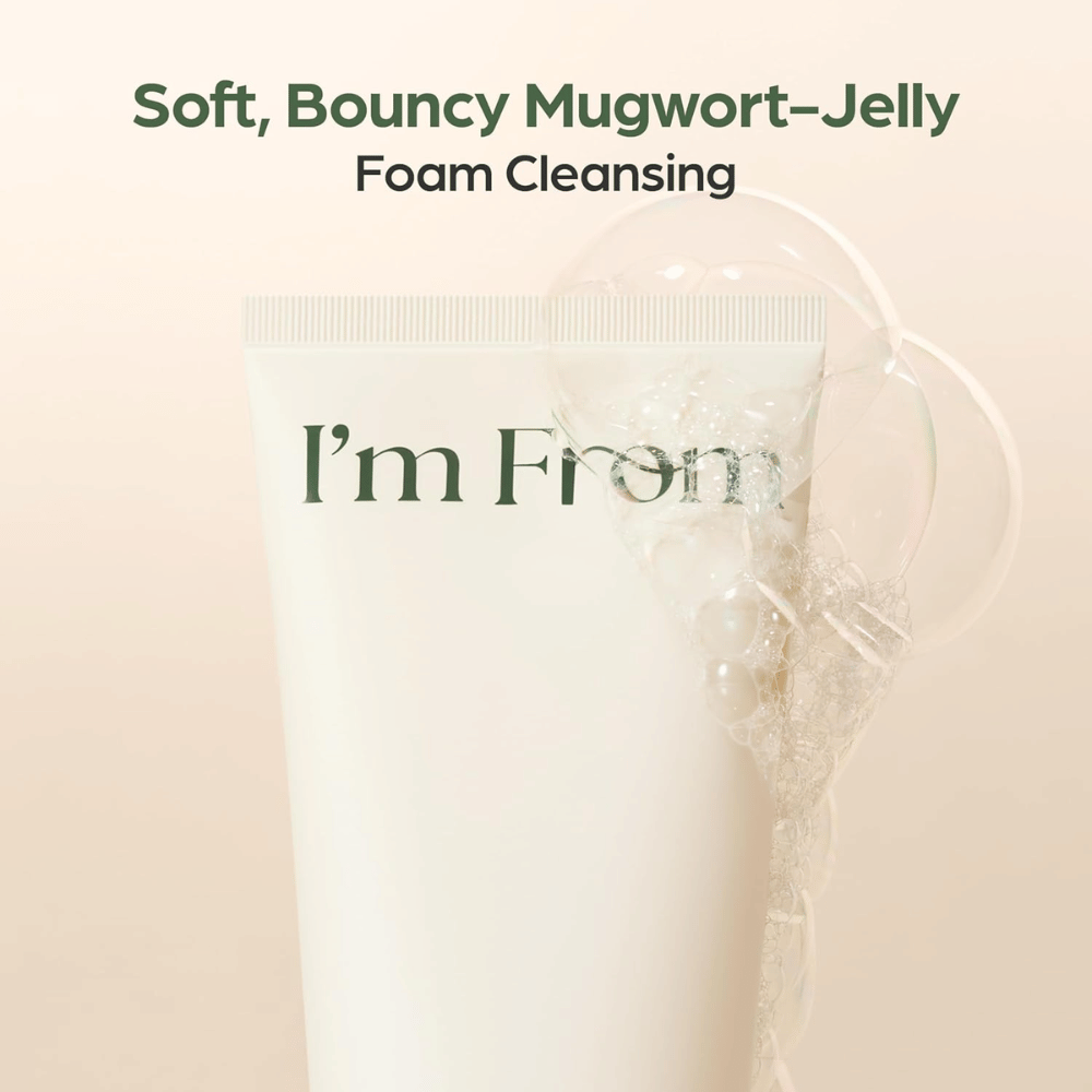I'm From Mugwort Gel Cleanser à la texture gel douce qui forme une mousse nettoyante. Gros plan sur un tube beige avec des bulles de mousse transparentes.