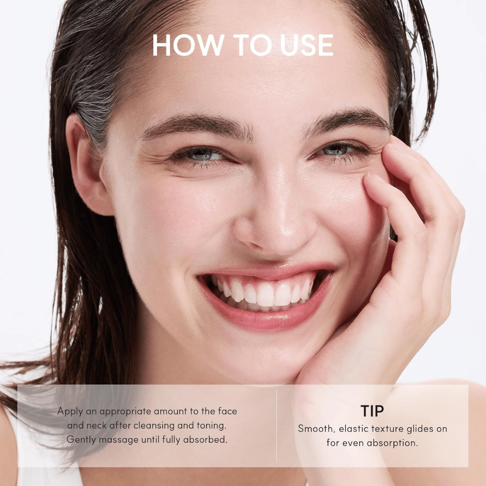 Arencia NAD+ Booster Shot – application de crème visage hydratant sur le visage et le cou après le nettoyage et toner visage.