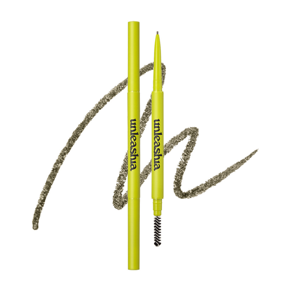L'image montre le crayon à sourcils de UNLEASHIA dans la couleur "N°1 Oatmeal Brown". Le produit a un emballage vert clair et se compose d'une pointe de crayon et d'une brosse pour façonner et définir les sourcils.