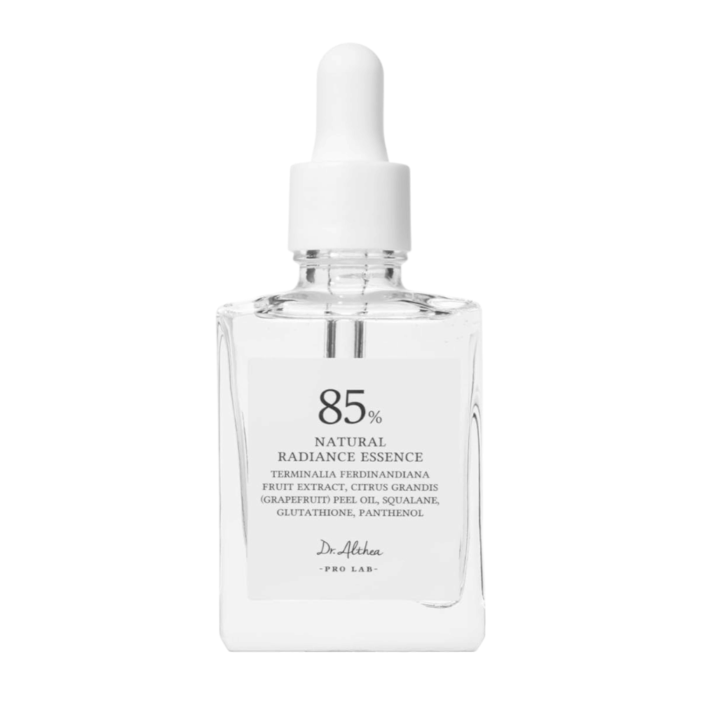 Dr. Althea Natural Radiance Essence – essence hydratante avec 85% d'extrait de prune Kakadu pour l'éclat, un teint uniforme et une barrière cutanée forte.