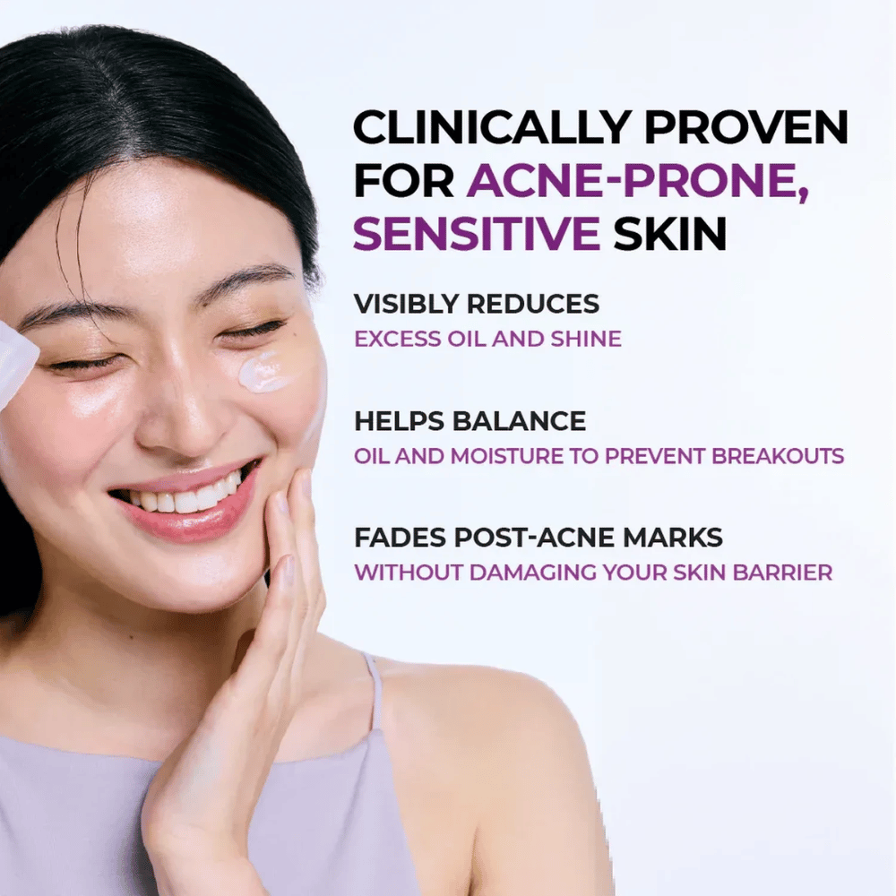 Modèle appliquant la crème sur la joue. L’image met en avant la capacité cliniquement prouvée du produit à réduire la brillance, équilibrer les niveaux de sébum et d’hydratation de la peau, et réduire la visibilité des marques post-acné.