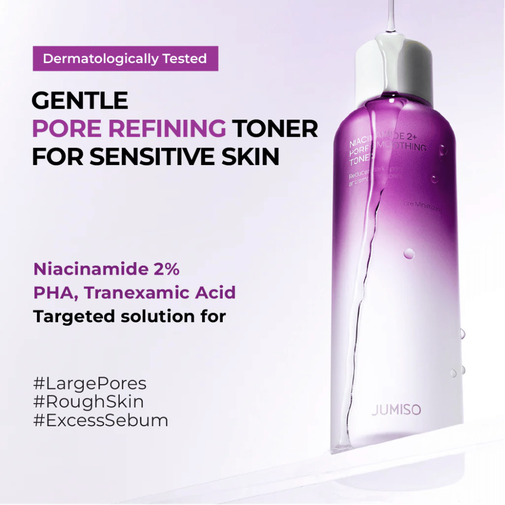 Image marketing du toner avec un texte indiquant que le produit a été testé dermatologiquement et est adapté aux peaux sensibles. L’accent est mis sur l’affinement des pores, le contrôle du sébum et l’exfoliation avec la niacinamide, le PHA et l’acide tranexamique.