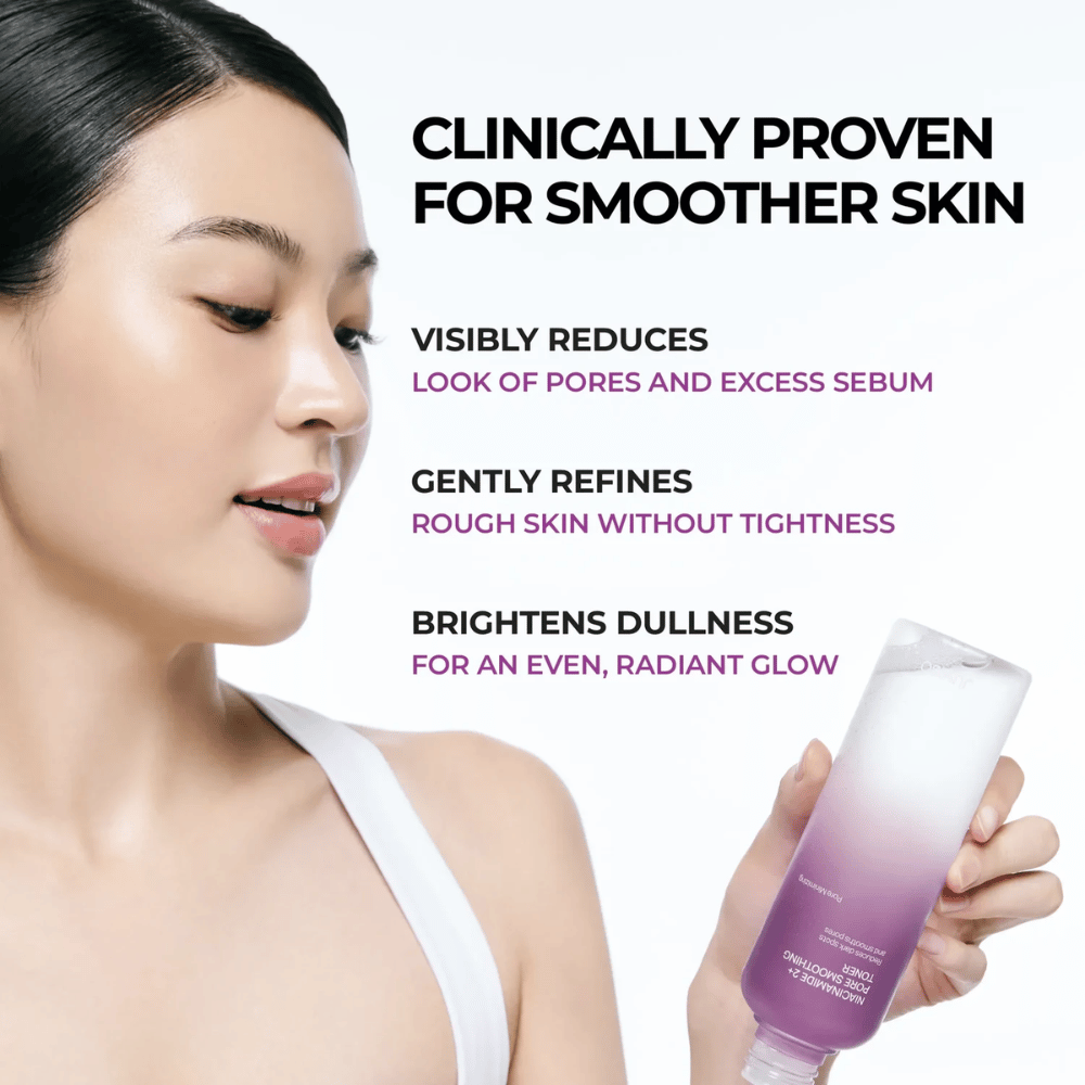 Modèle tenant JUMISO Niacinamide 2+ Pore Smoothing Toner à côté du visage. L’image met en avant la capacité cliniquement prouvée du produit à réduire les pores visibles, à lisser la texture de la peau et à donner plus d’éclat à la peau.