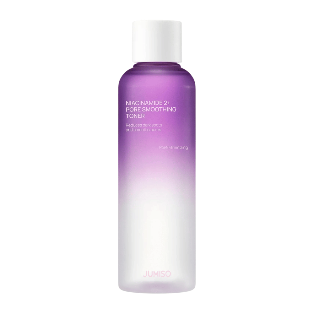 Image produit de JUMISO Niacinamide 2+ Pore Smoothing Toner sur fond clair. Le flacon violet et blanc met en avant l’accent du produit sur l’affinement des pores, un teint plus uniforme et une visibilité réduite des taches sombres.