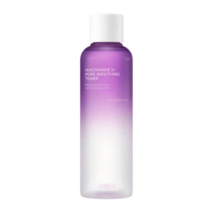 Image produit de JUMISO Niacinamide 2+ Pore Smoothing Toner sur fond clair. Le flacon violet et blanc met en avant l’accent du produit sur l’affinement des pores, un teint plus uniforme et une visibilité réduite des taches sombres.