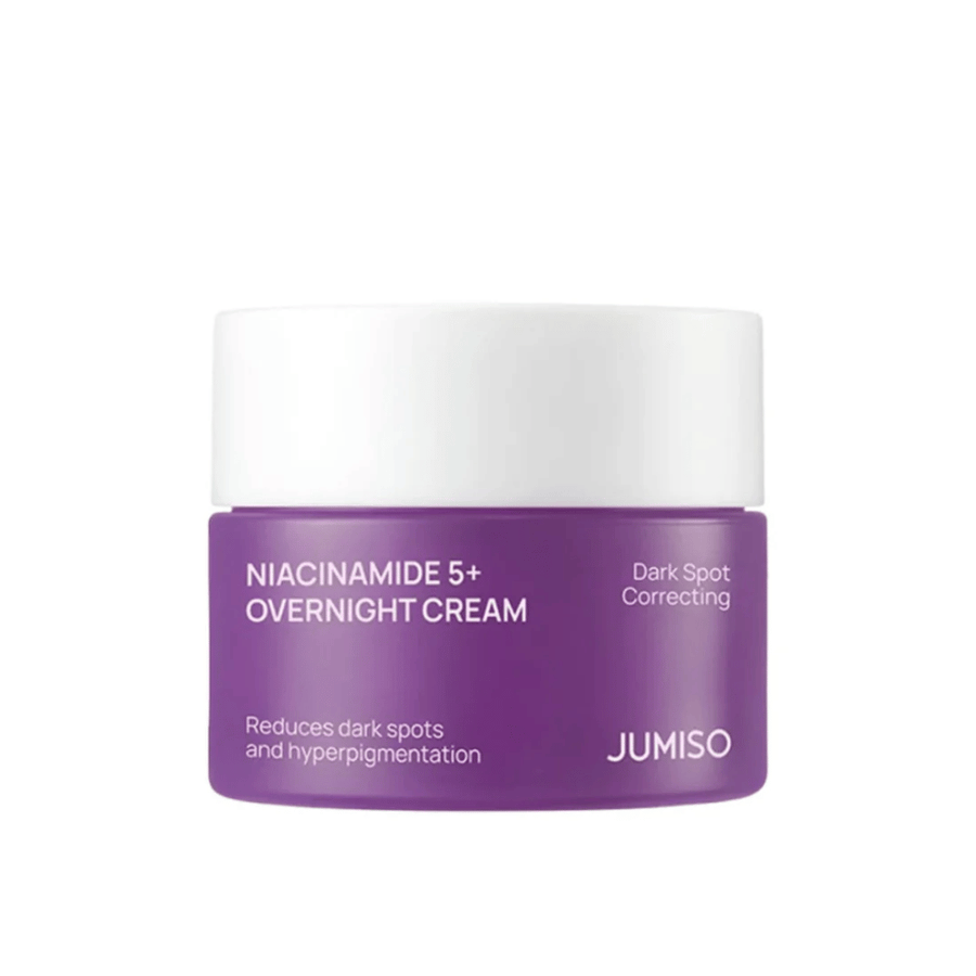 JUMISO Niacinamide 5+ Overnight Cream dans un pot violet sur fond clair. Crème de nuit à la niacinamide qui aide à réduire les taches pigmentaires, le teint irrégulier et à donner à la peau un éclat plus uniforme pendant la nuit.