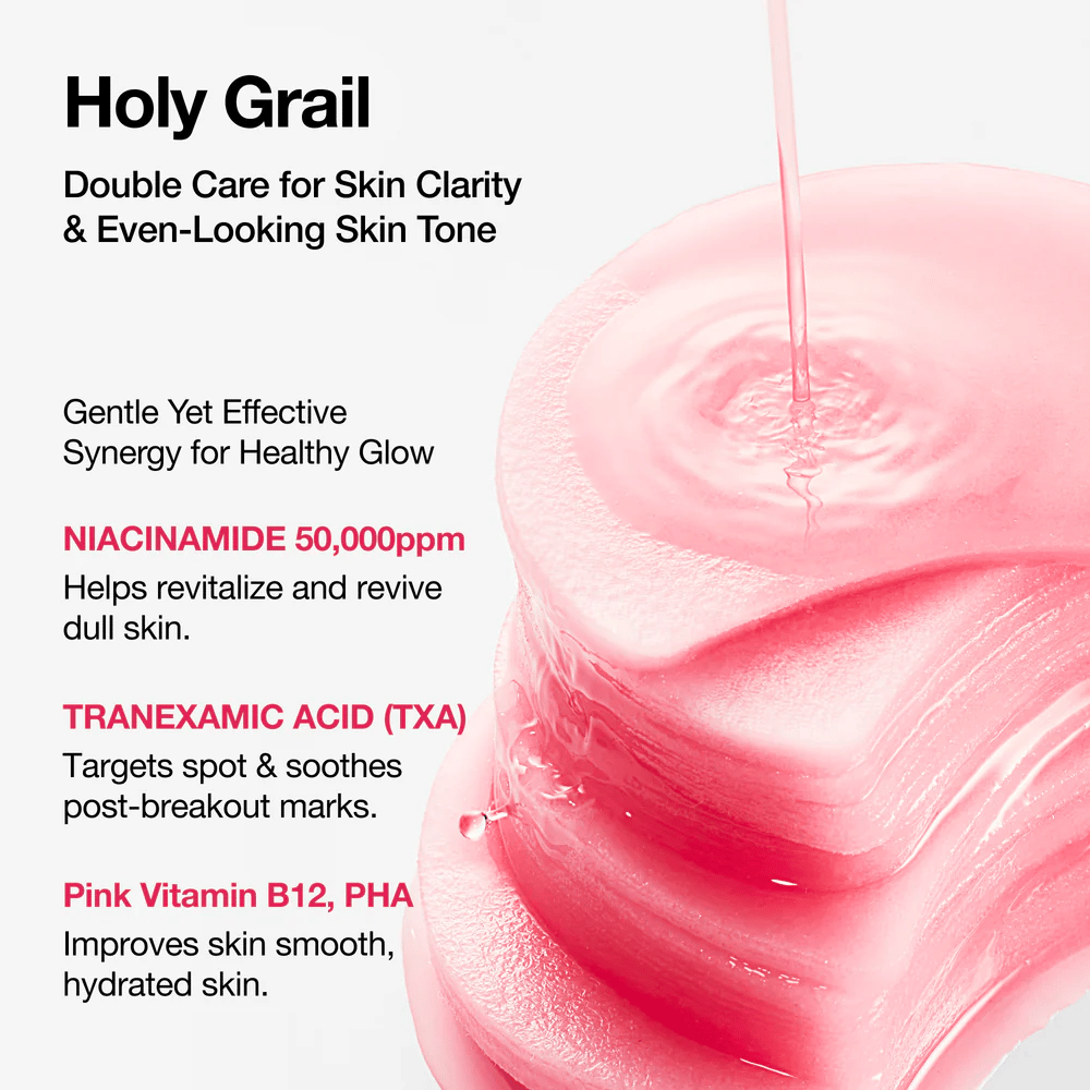 Pads de toner roses avec liquide versé par le haut, avec des ingrédients clés tels que niacinamide 50,000 ppm, acide tranexamique et vitamine B12 pour un teint uniforme et une hydratation.
