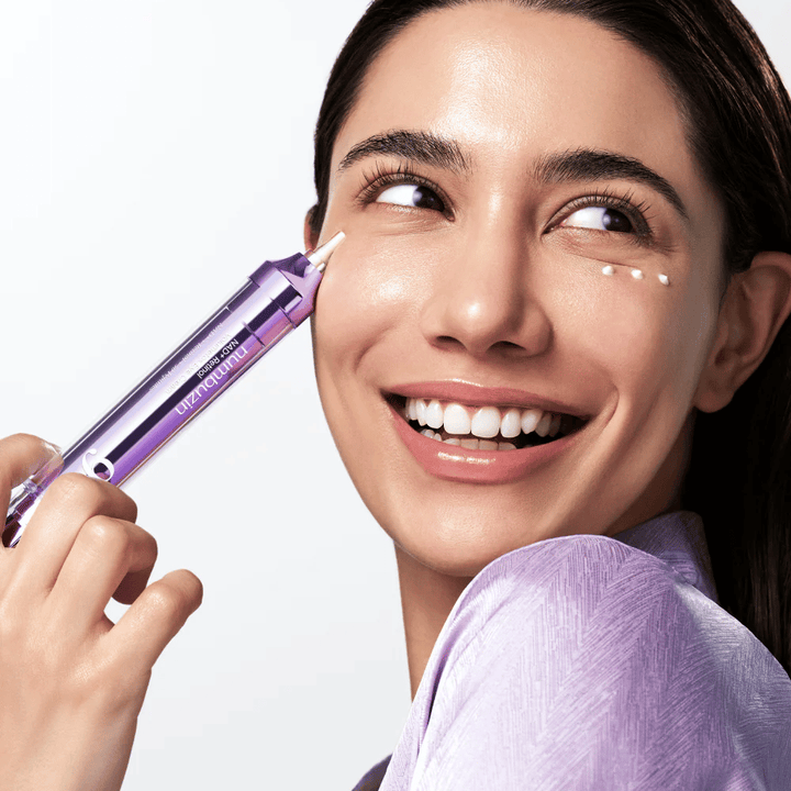 Modèle appliquant No.9 NAD+ Retinol Volumetox Eye Cream autour des yeux avec un applicateur de précision, pour un soin ciblé contre les cernes et les ridules.