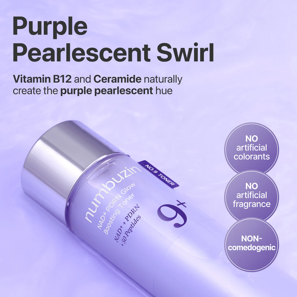 Gros plan sur Numbuzin No.9 Toner avec texte sur « Tourbillon Nacré Violet ». Contient de la vitamine B12 et des céramides, sans colorants ou parfums artificiels.