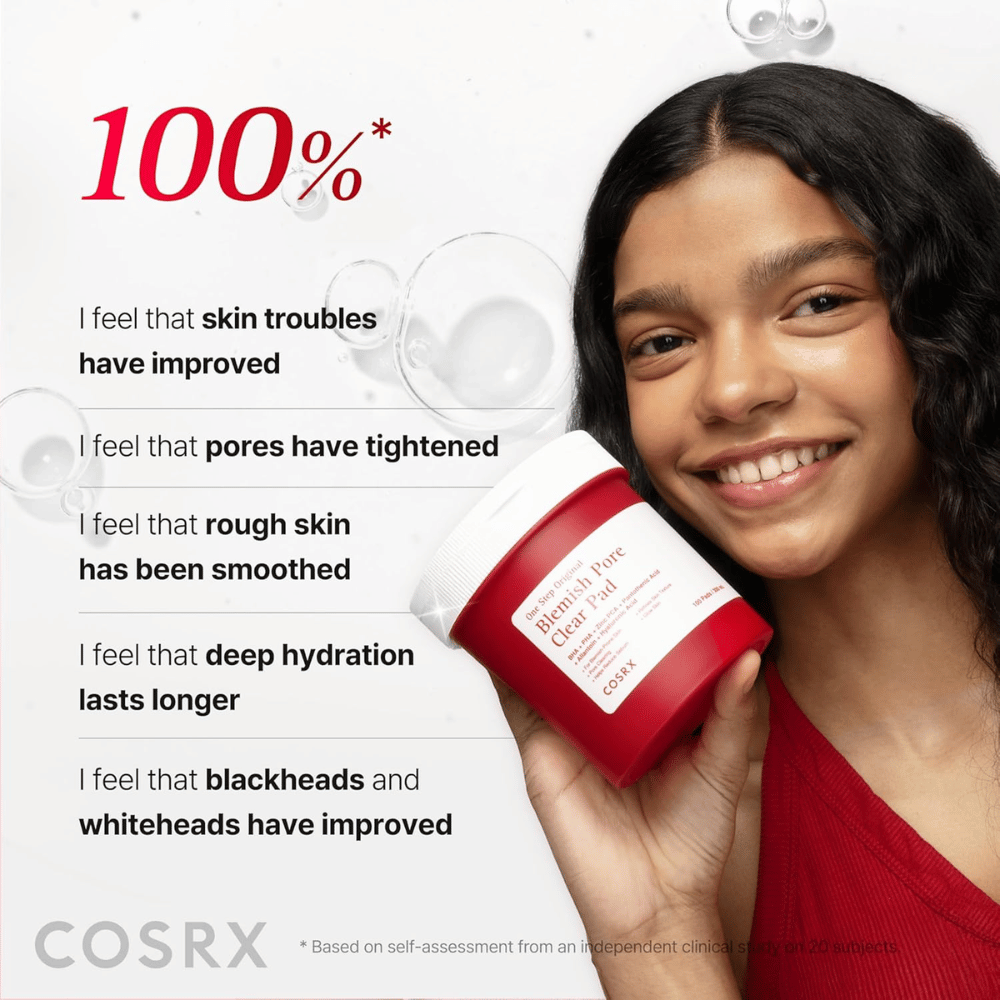 Le mannequin tient COSRX One Step Original Blemish Pore Clear Pad avec un focus sur l’amélioration de la texture de la peau, des pores, de l’hydratation et la réduction des impuretés.