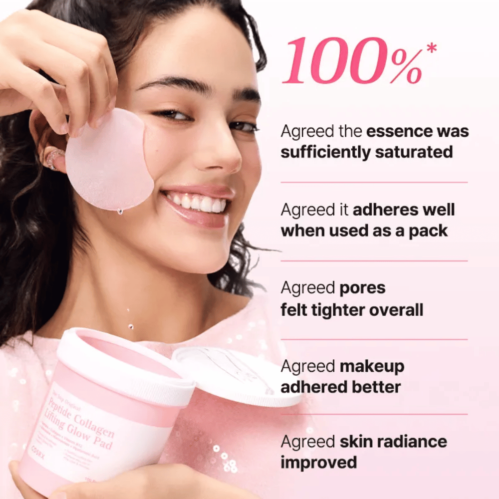 Modèle utilisant COSRX Peptide Collagen Lifting Glow Pad, avec un accent sur l’hydratation, l’éclat et l’amélioration de l’élasticité de la peau.