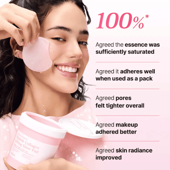 Modèle utilisant COSRX Peptide Collagen Lifting Glow Pad, avec un accent sur l’hydratation, l’éclat et l’amélioration de l’élasticité de la peau.