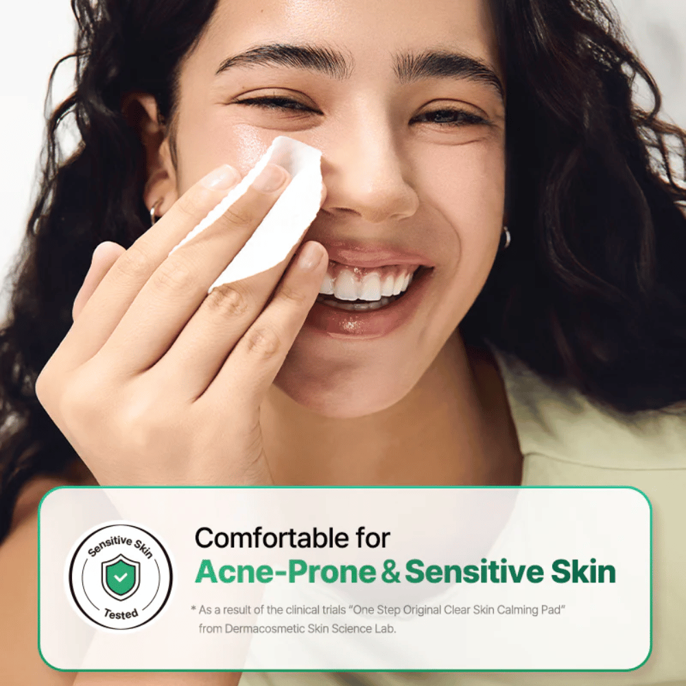 Un modèle utilise COSRX One Step Original Clear Skin Calming Pad sur la peau, avec un accent sur les peaux sensibles et sujettes à l’acné.