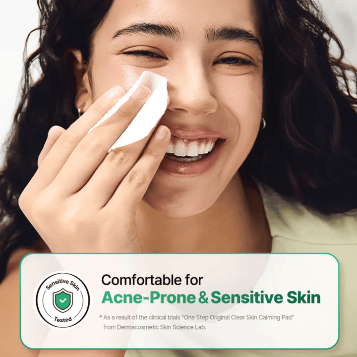 Un modèle utilise COSRX One Step Original Clear Skin Calming Pad sur la peau, avec un accent sur les peaux sensibles et sujettes à l’acné.
