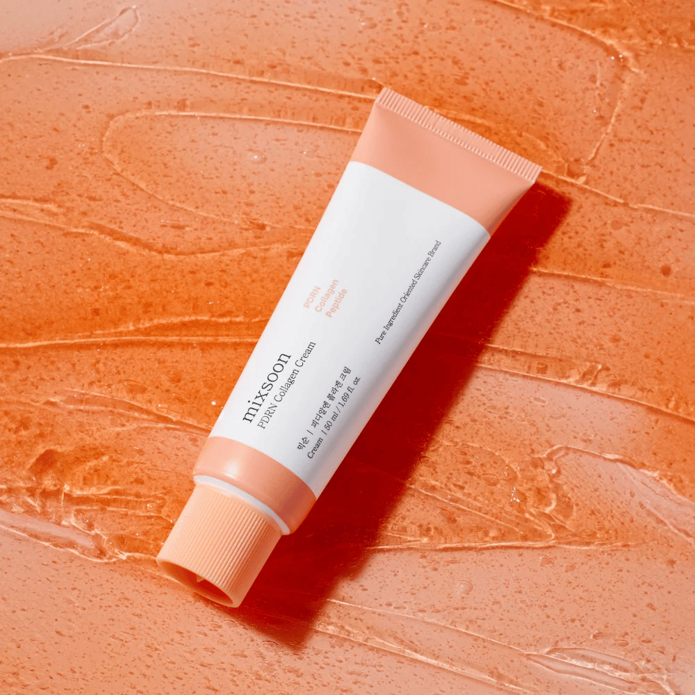 Mixsoon PDRN Collagen Cream ligger på en glansig orange bakgrund. En närande ansiktskräm med PDRN, kollagen och peptider för fastare hud.