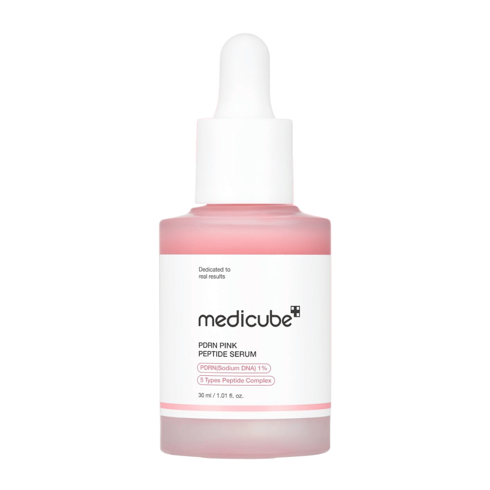 Medicube PDRN Pink Peptide Serum 30 ml, sérum visage rose avec 1 % de PDRN et des peptides dans un flacon en verre avec pipette blanche sur fond blanc.