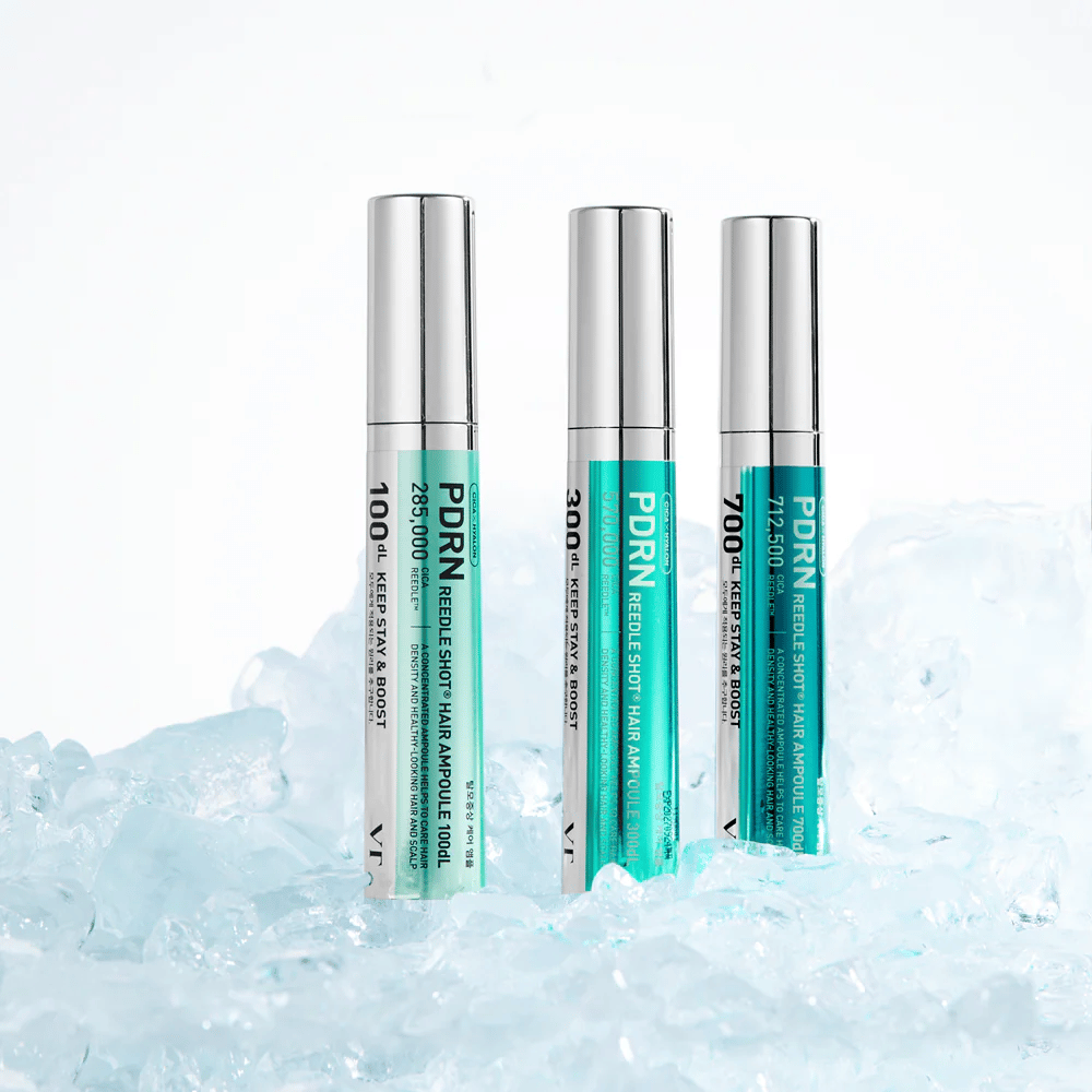 Plusieurs variantes de PDRN Reedle Shot Hair Ampoule placées sur de la glace, symbolisant l'effet rafraîchissant et le soin intensif pour un cuir chevelu équilibré et sain.