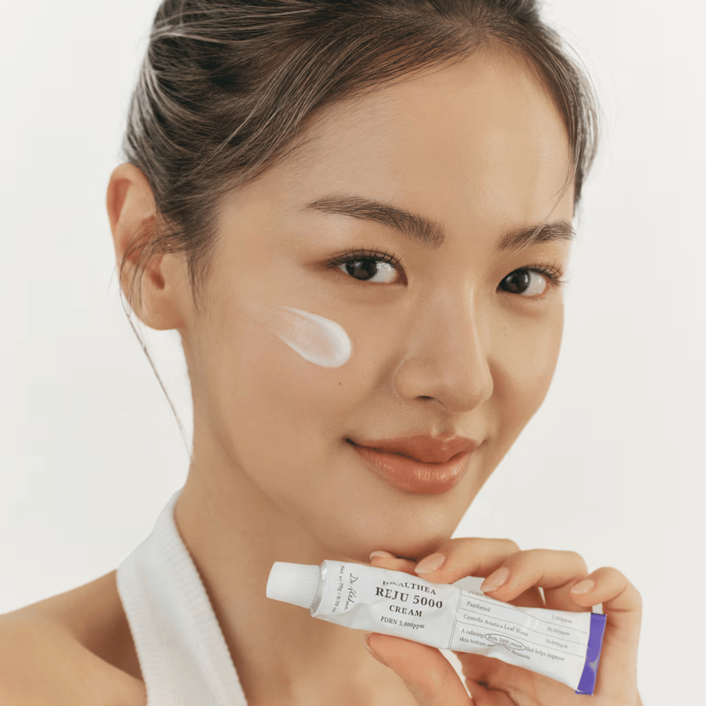 Dr. Althea Reju 5000 Cream PDRN 5000ppm appliqué sur la peau – apaisant et renforçant la barrière crème visage pour la peau sensible
