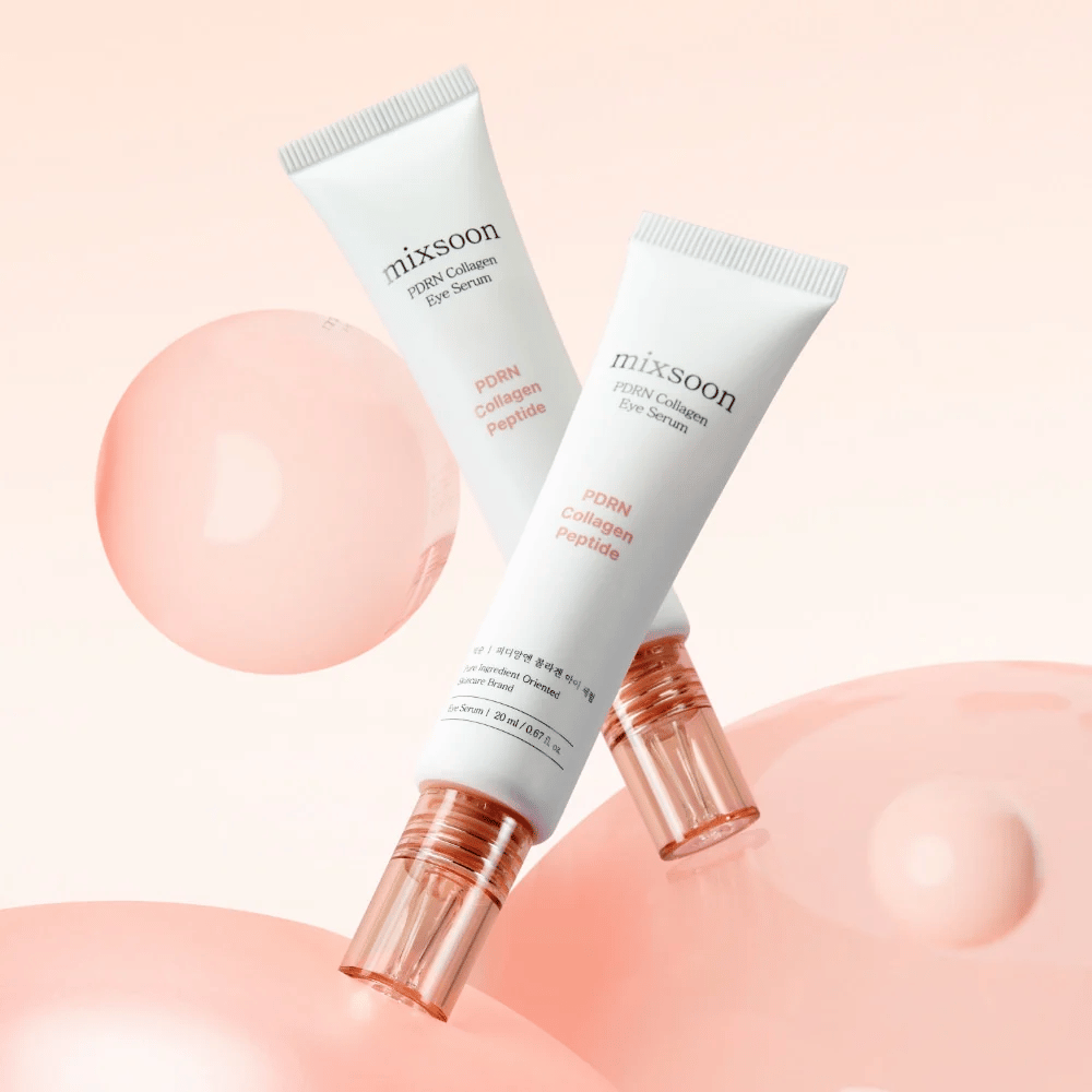 Mixsoon PDRN Collagen Eye Serum sur un fond avec des bulles roses. Un sérum pour les yeux illuminant avec PDRN, collagène et peptides.