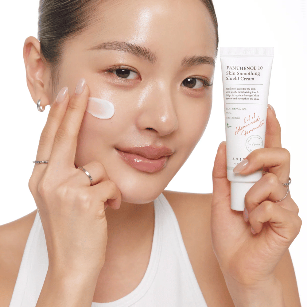 AXIS-Y Panthenol 10 Skin Smoothing Shield Cream appliqué sur la peau pour renforcer la barrière cutanée