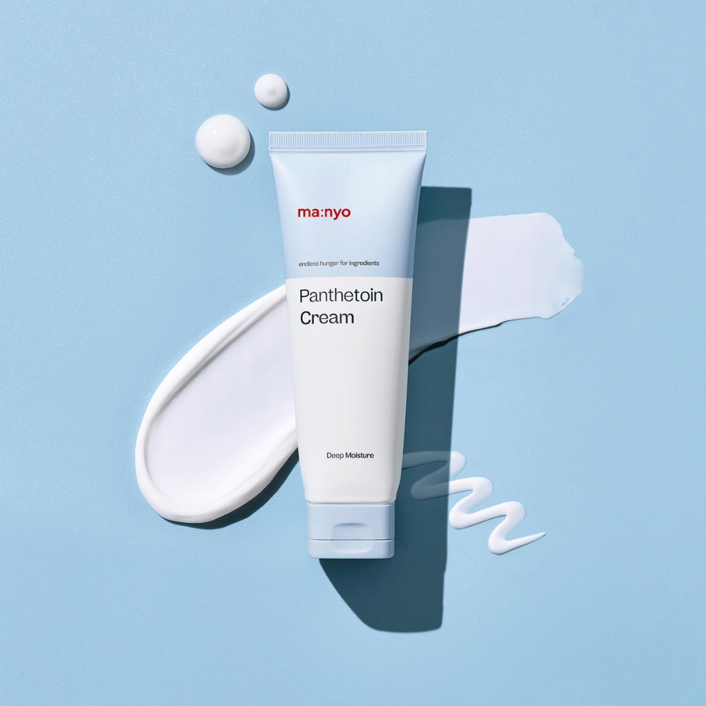 3. Ma:nyo Panthetoin Cream – crème visage pour une hydratation profonde avec une texture de crème blanche sur fond bleu clair