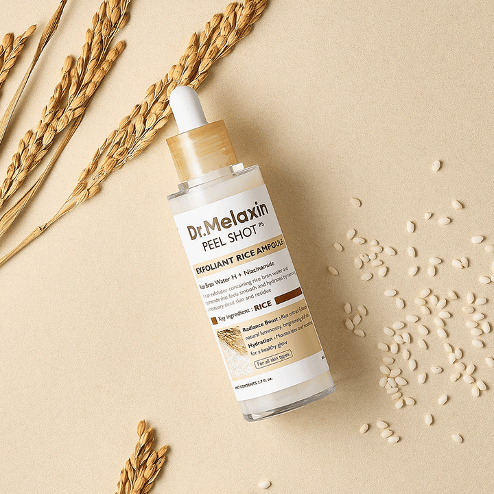 Dr.Melaxin Peel Shot Rice Ampoule posé sur une surface couleur sable avec du riz et des épis, ampoule pour le visage exfoliante qui combine un peeling doux avec une hydratation intense.