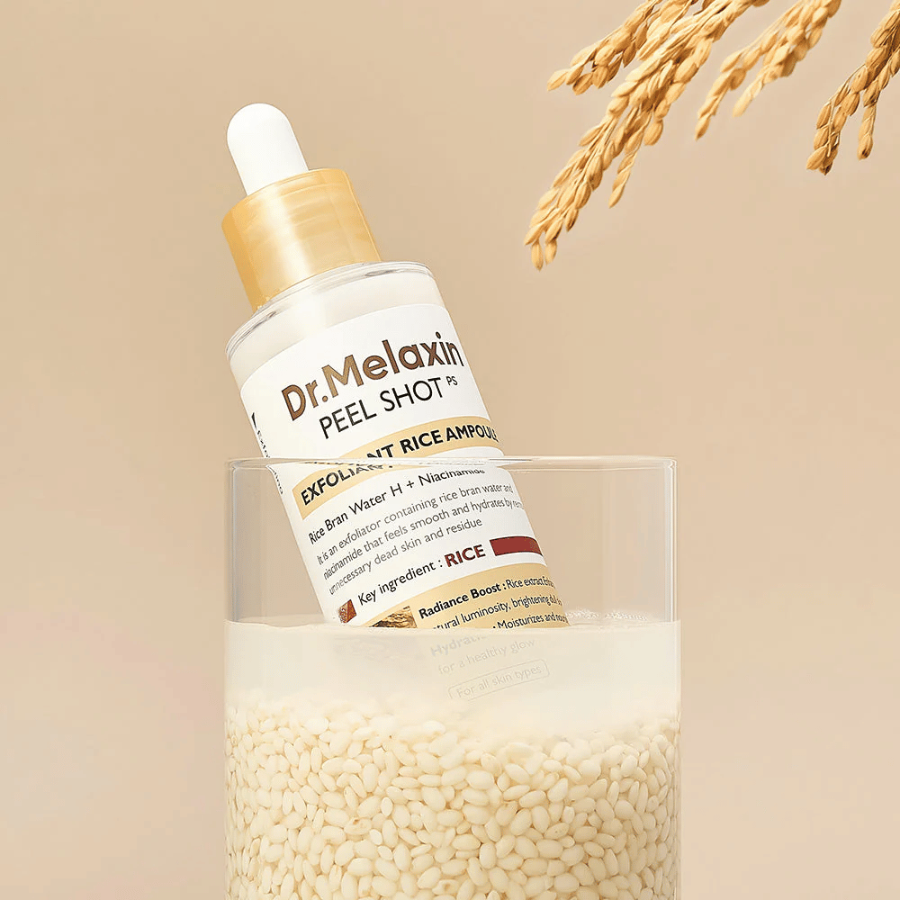 Dr.Melaxin Peel Shot Exfoliant Rice Ampoule placé dans un verre avec du riz, illustrant les propriétés éclatantes et hydratantes de l'extrait de riz dans les soins de la peau coréens.