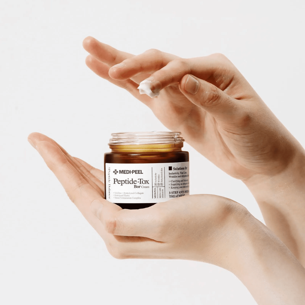 Application de MEDI-PEEL Peptide-Tox Bor Cream – crème visage coréen avec des peptides qui améliorent l'élasticité de la peau, procurent une hydratation profonde et aident à réduire les rides.