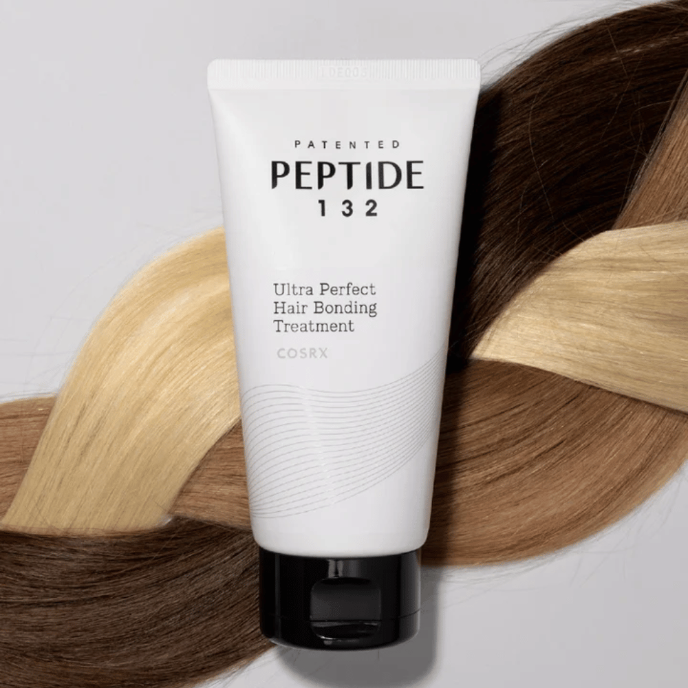 COSRX Peptide 132 Ultra Perfect Hair Bonding Treatment placerad mot flätat hår i olika nyanser – symboliserar reparerande och stärkande effekt.
