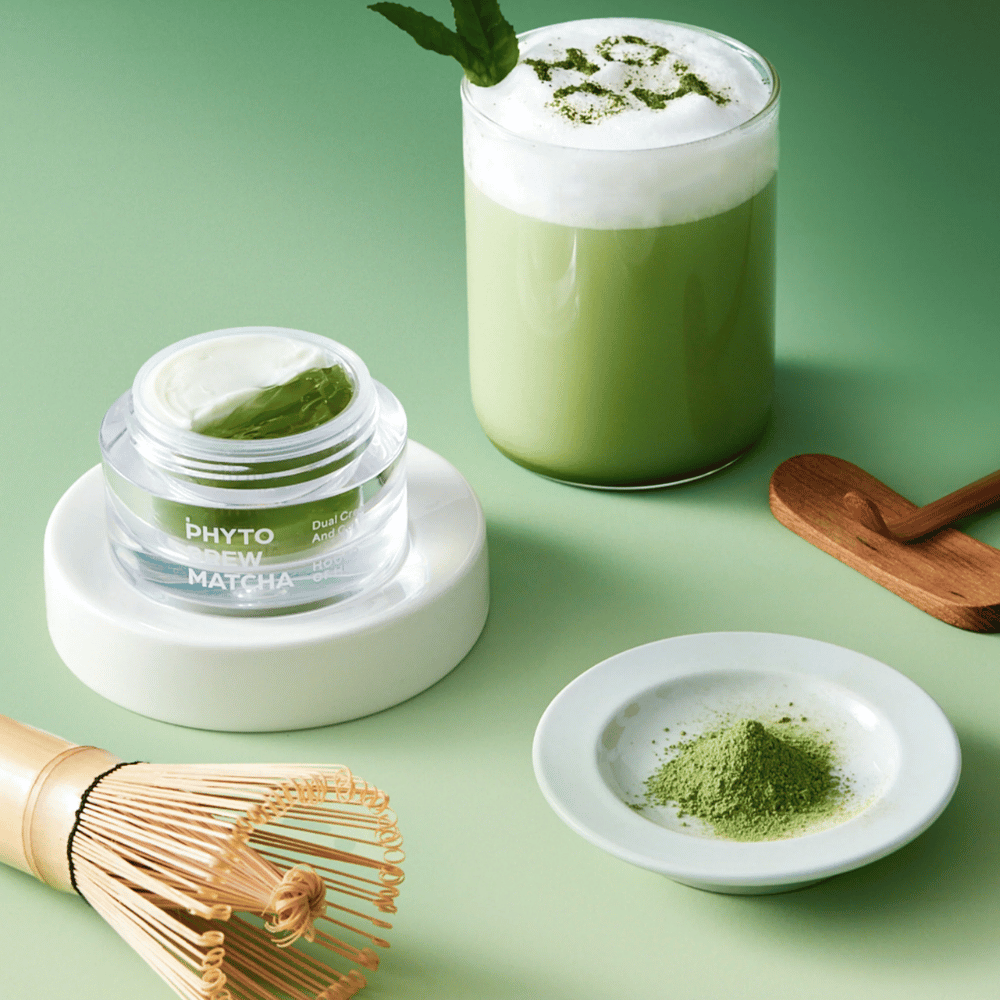 Crème et gel duo à l’extrait de matcha qui procure une hydratation intense, apaise les peaux sensibles et renforce la barrière cutanée