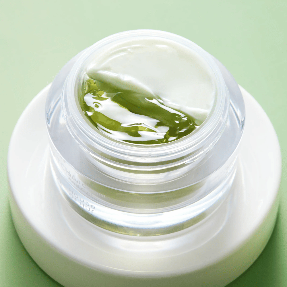 Matcha crème visage avec gel et crème dans le même pot qui apaise la peau, hydrate et améliore l’équilibre et l’éclat de la peau