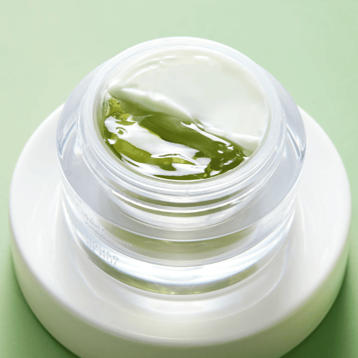 Matcha crème visage avec gel et crème dans le même pot qui apaise la peau, hydrate et améliore l’équilibre et l’éclat de la peau